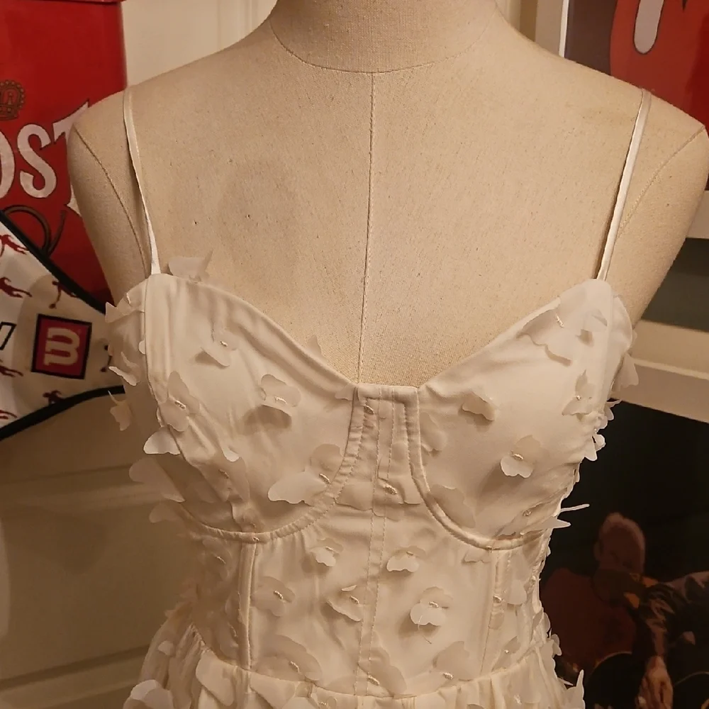 Elegant Ivory Maxi Dress with Textured Appliqué - Picture 2 of 9